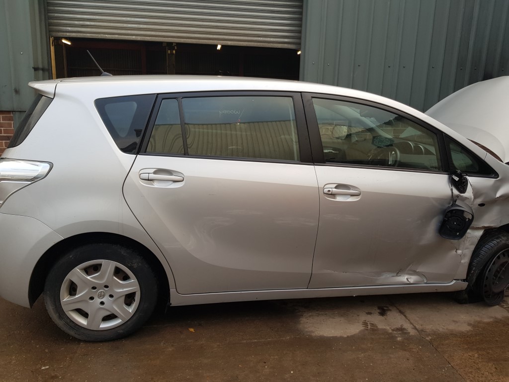 ref 122 Toyota Corolla Verso 1.6 petrol vvti 2010