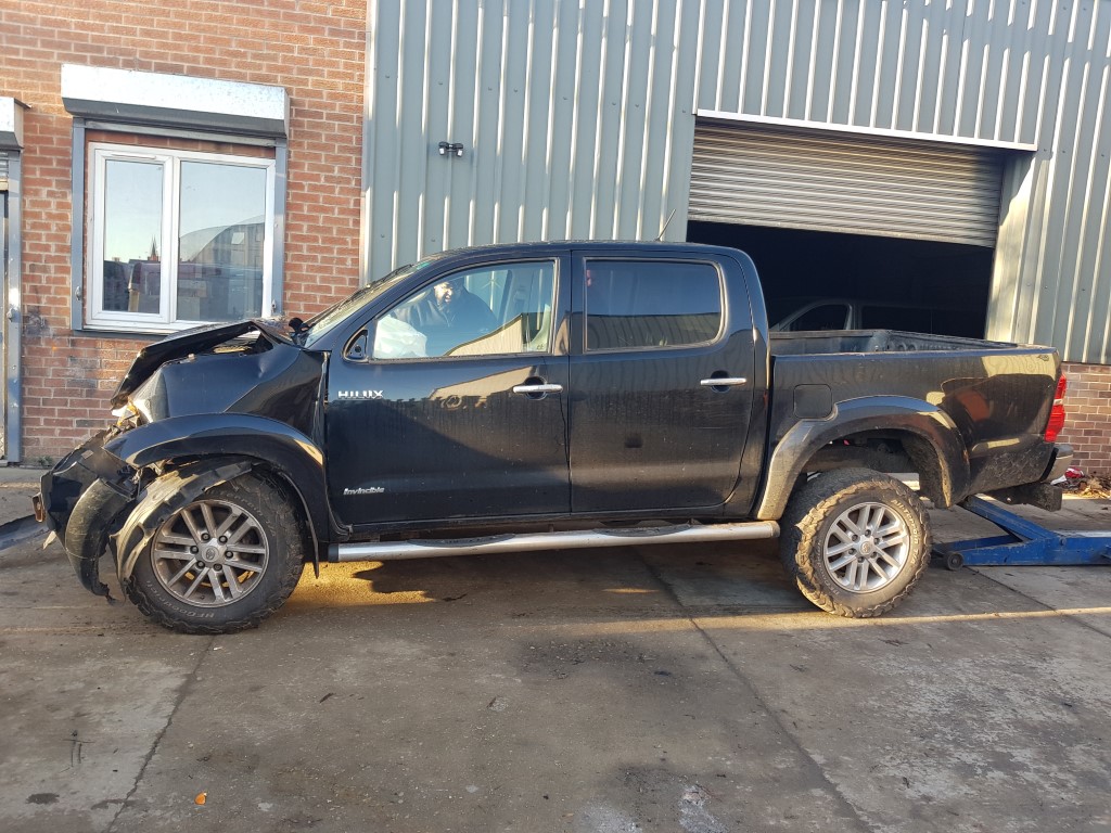 REF REF 111 TOYOTA HILUX INVINCIBLE 4X4 DCB 2982CC 2015 MANUAL