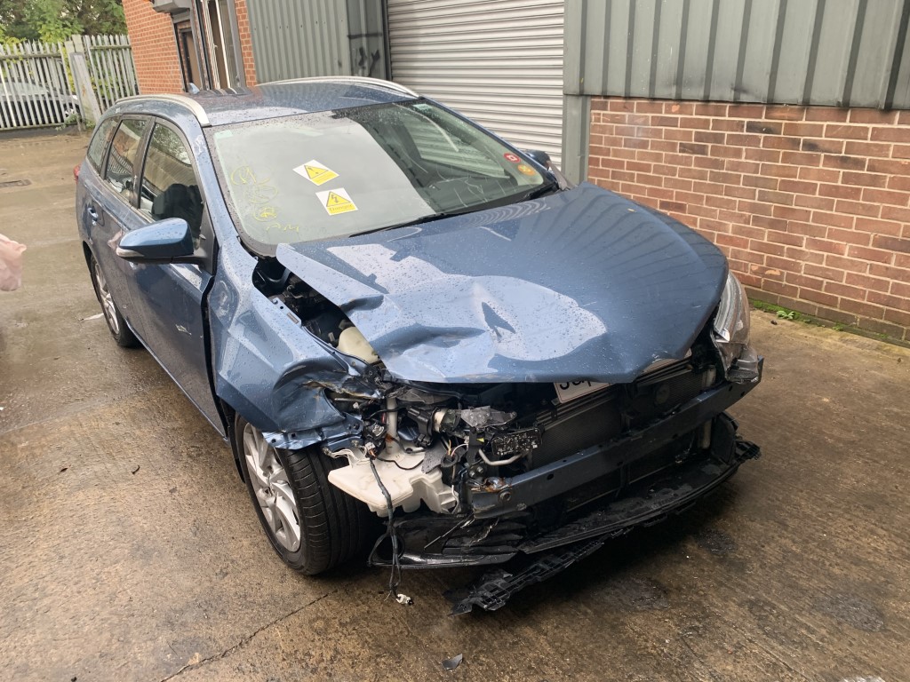 Ref 150 TOYOTA AURIS MK2 2015 DIESEL BLUE 1.6 DIESEL D4-D 6 SPEED MANUAL