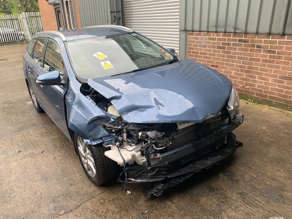 Ref 150 TOYOTA AURIS MK2 2015 DIESEL BLUE 1.6 DIESEL D4-D 6 SPEED MANUAL