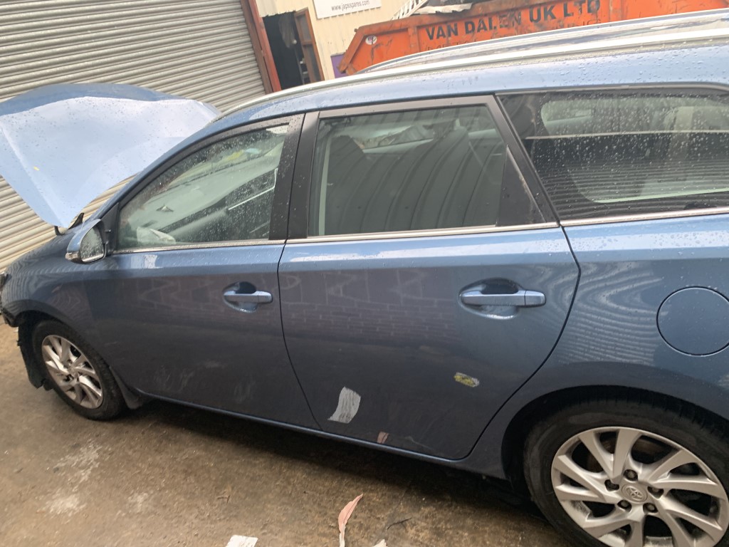 Ref 150 TOYOTA AURIS MK2 2015 DIESEL BLUE 1.6 DIESEL D4-D 6 SPEED MANUAL