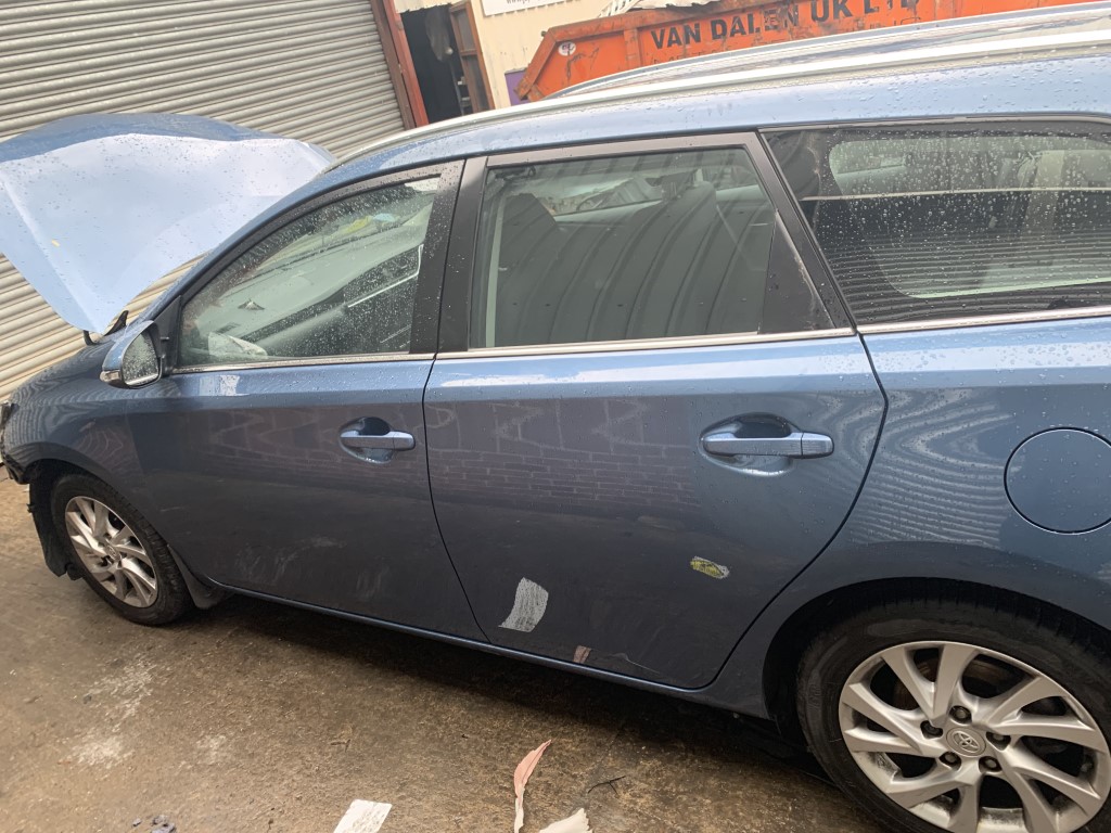 Ref 150 TOYOTA AURIS MK2 2015 DIESEL BLUE 1.6 DIESEL D4-D 6 SPEED MANUAL