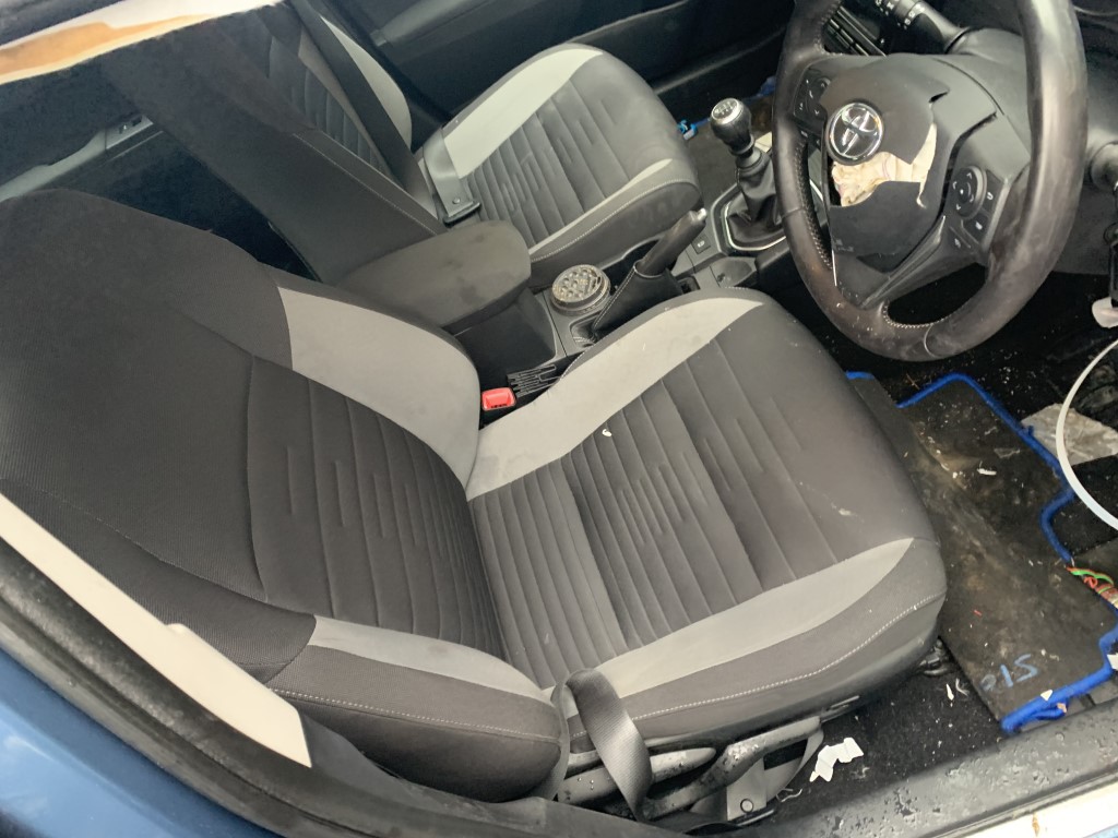 Ref 150 TOYOTA AURIS MK2 2015 DIESEL BLUE 1.6 DIESEL D4-D 6 SPEED MANUAL