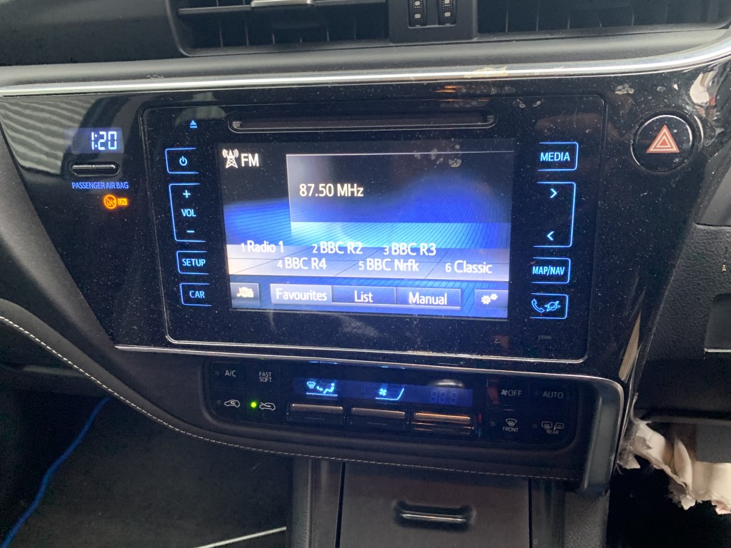 Ref 150 TOYOTA AURIS MK2 2015 DIESEL BLUE 1.6 DIESEL D4-D 6 SPEED MANUAL