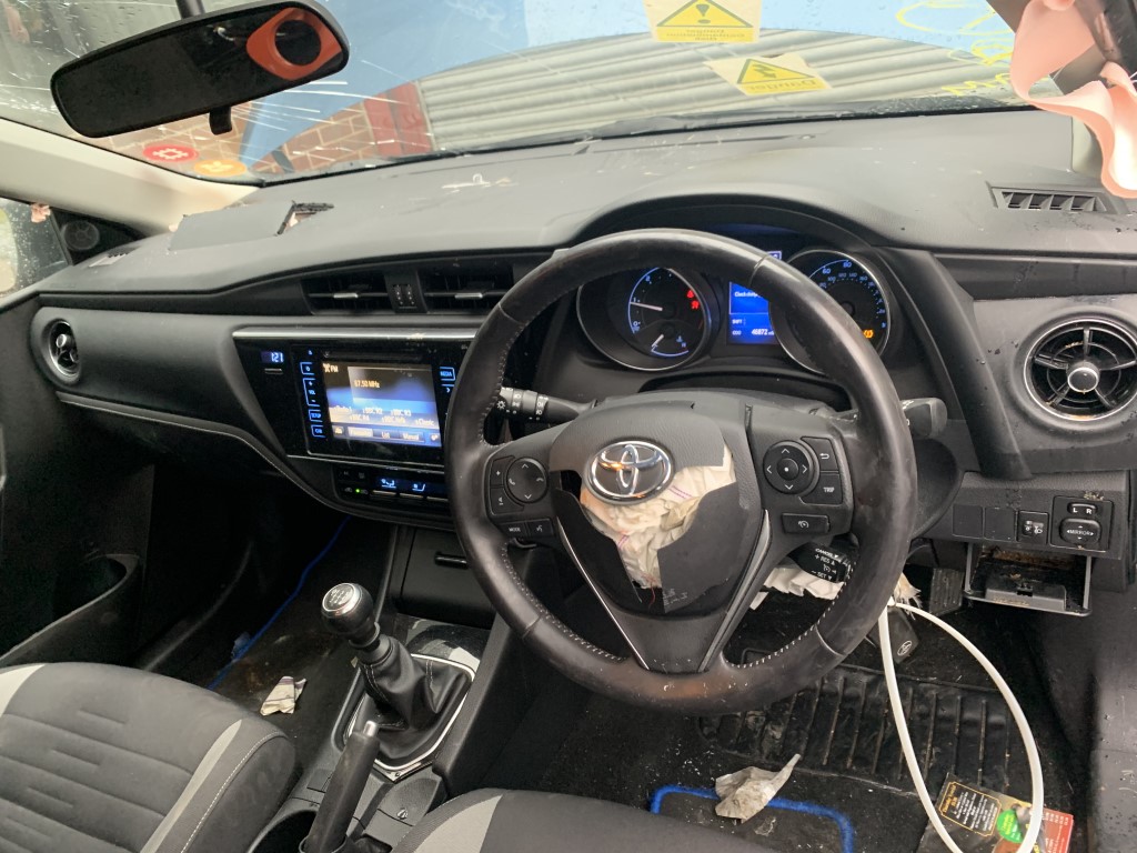 Ref 150 TOYOTA AURIS MK2 2015 DIESEL BLUE 1.6 DIESEL D4-D 6 SPEED MANUAL