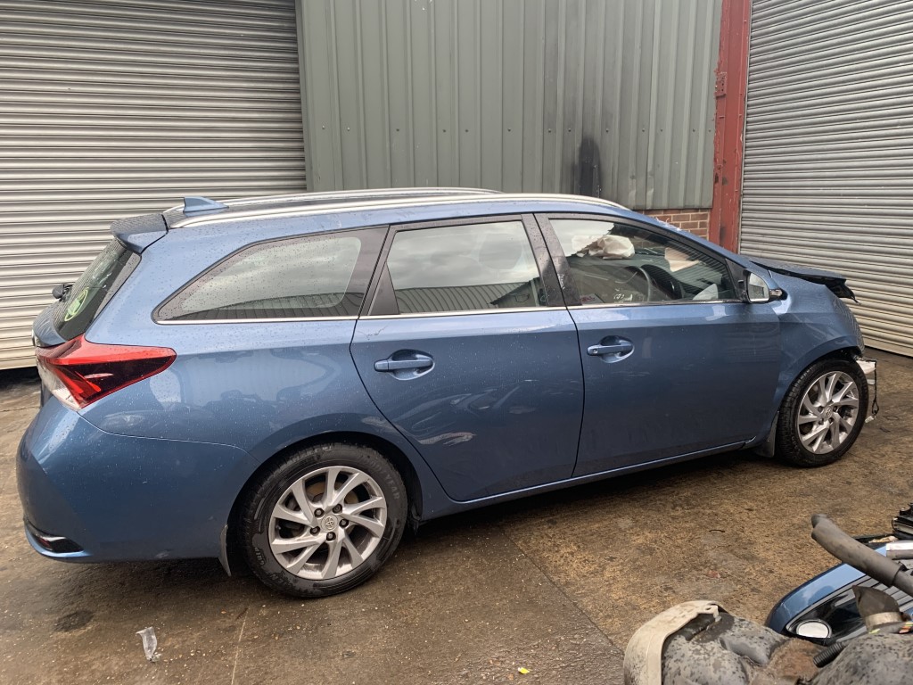 Ref 150 TOYOTA AURIS MK2 2015 DIESEL BLUE 1.6 DIESEL D4-D 6 SPEED MANUAL