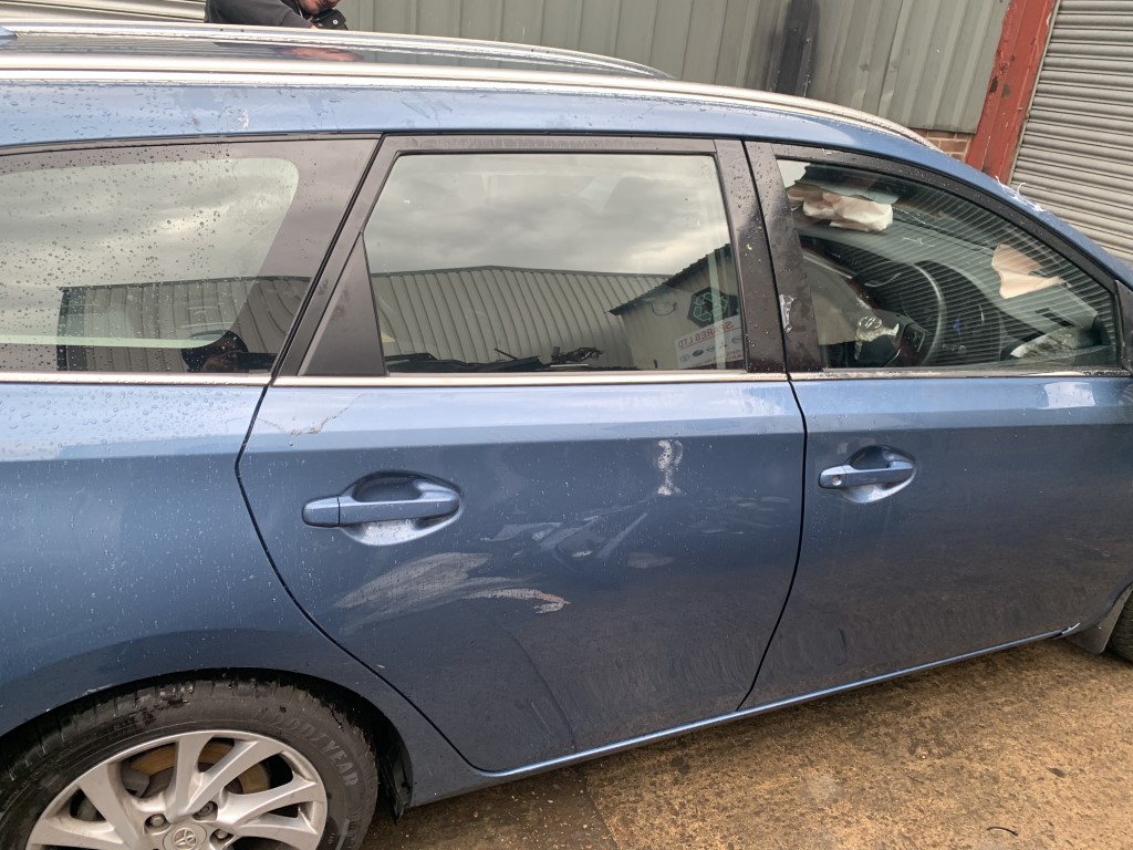 Ref 150 TOYOTA AURIS MK2 2015 DIESEL BLUE 1.6 DIESEL D4-D 6 SPEED MANUAL