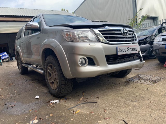 2015 Toyota Hilux Invincible 4×4 1KD-FTV 3.0 D4D Automatic Silver Leather Interior