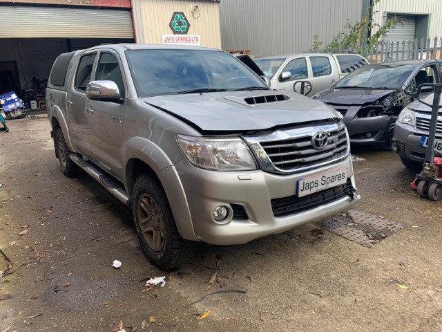 2015 Toyota Hilux Invincible 4×4 1KD-FTV 3.0 D4D Automatic Silver Leather Interior