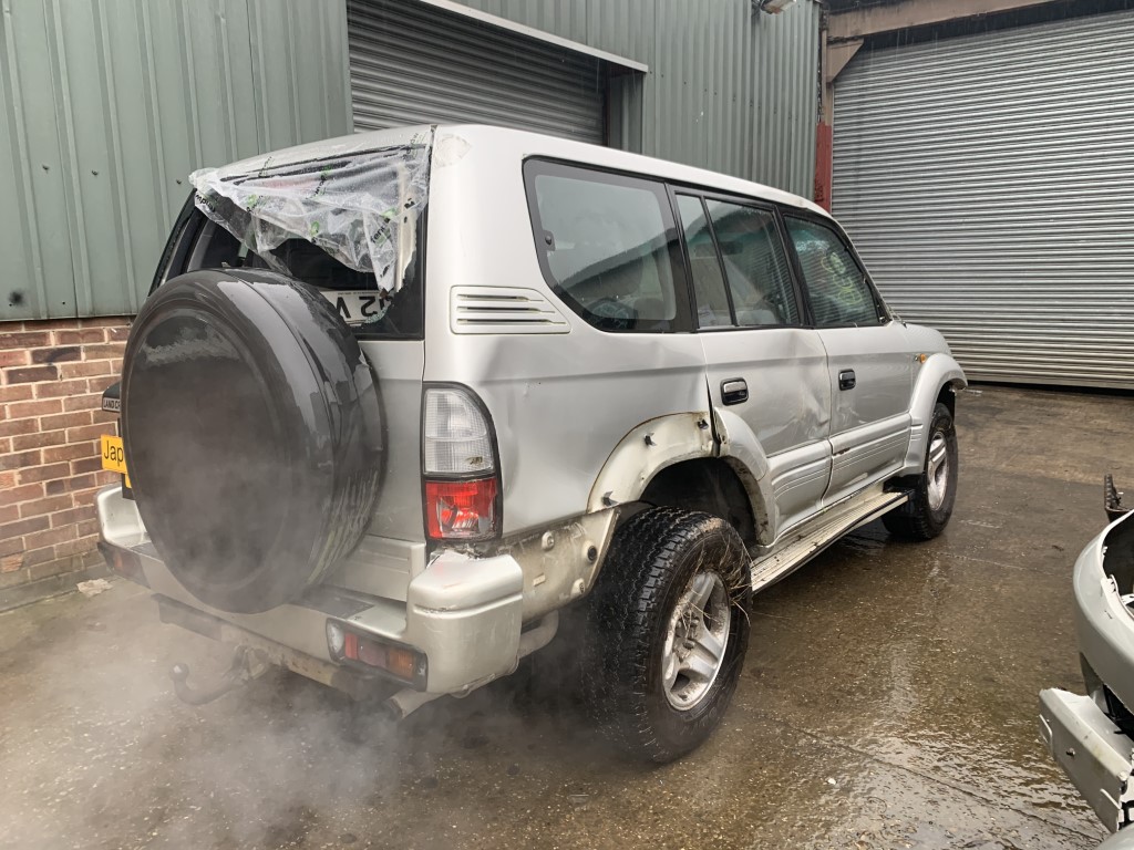 REF 151 TOYOTA LANDCRUISER 4X4 3.0 D4-D 2001 SILVER AUTOMATIC