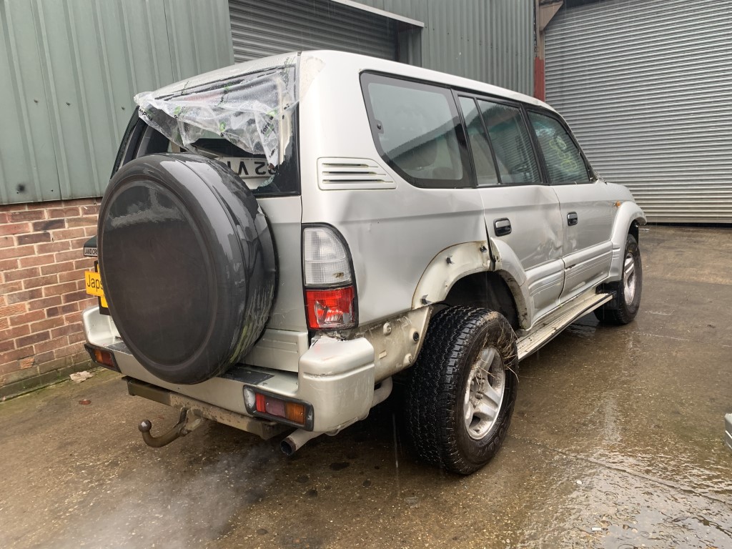 REF 151 TOYOTA LANDCRUISER 4X4 3.0 D4-D 2001 SILVER AUTOMATIC