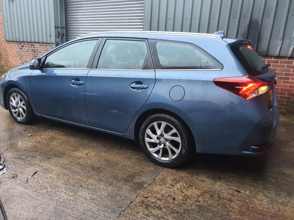 REF 160 TOYOTA AURIS 2015 BLUE 1.6 D4-D 6 SPEED MANUAL