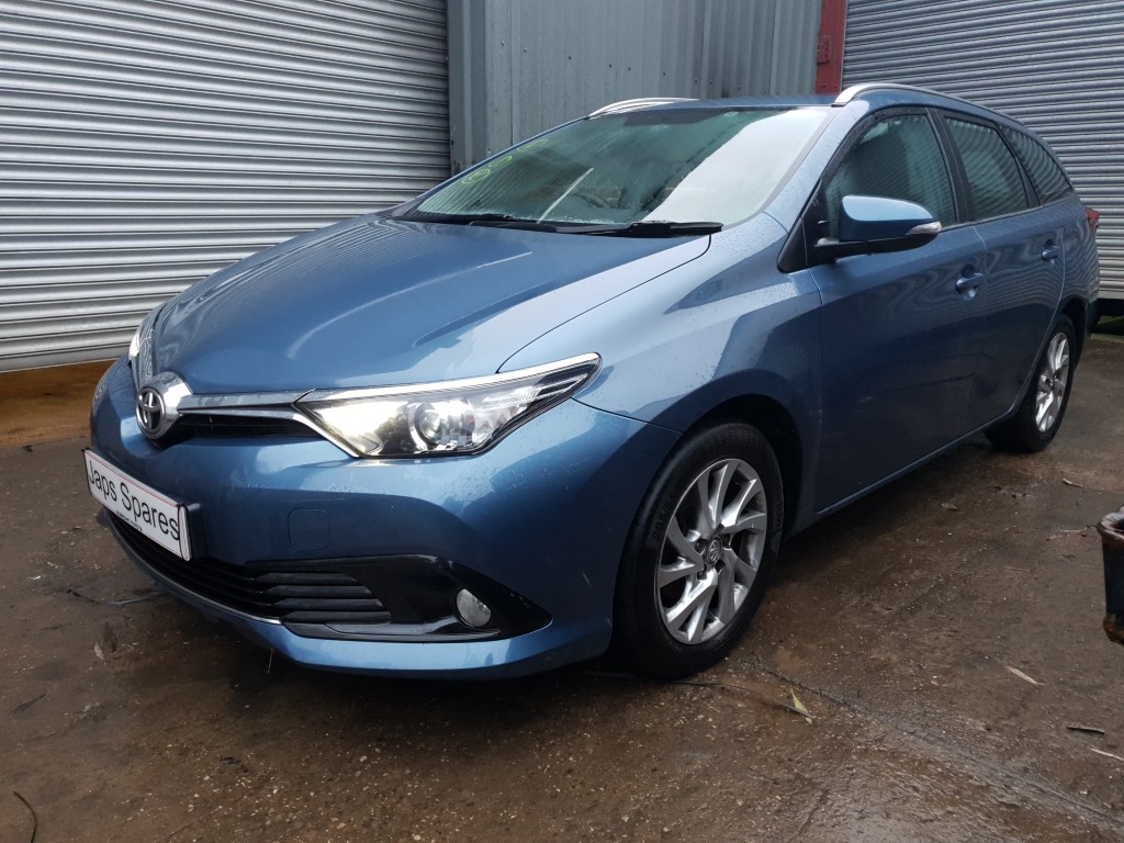 REF 160 TOYOTA AURIS 2015 BLUE 1.6 D4-D 6 SPEED MANUAL