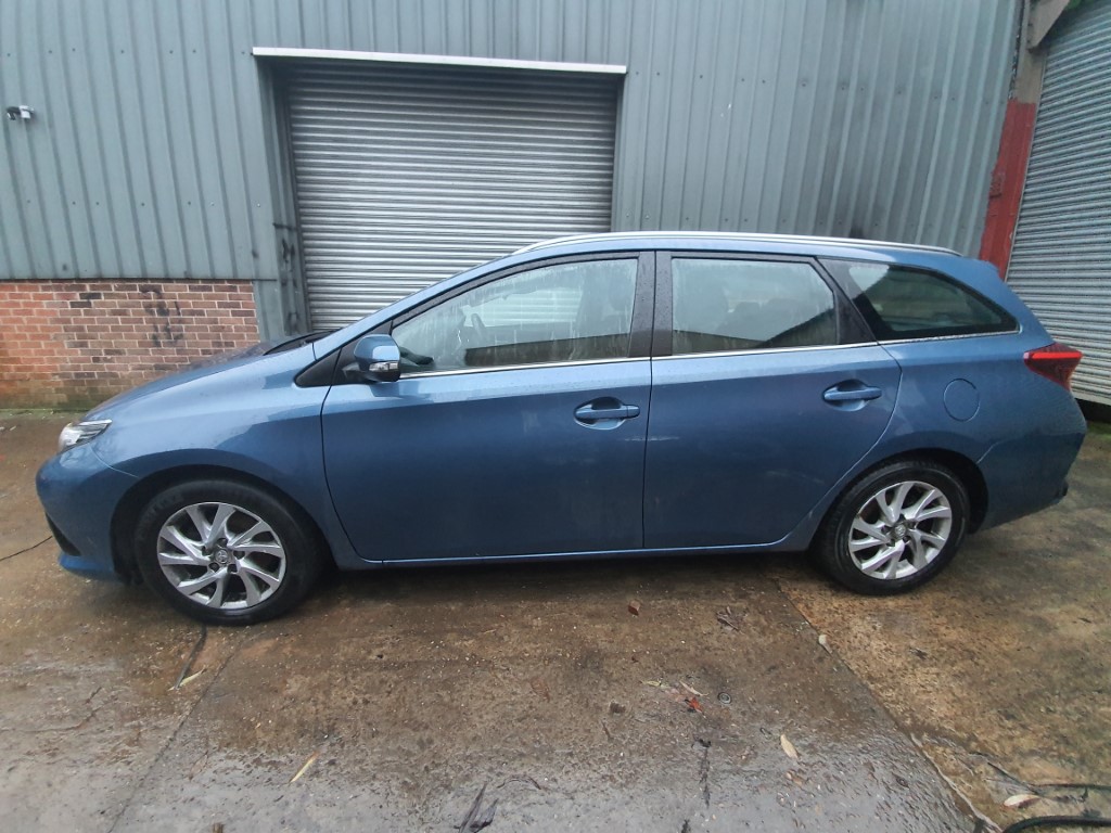 REF 160 TOYOTA AURIS 2015 BLUE 1.6 D4-D 6 SPEED MANUAL