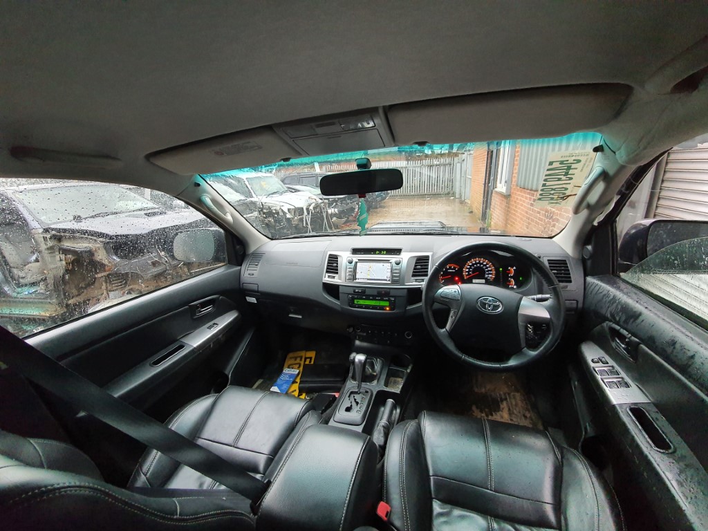 REF 162 TOYOTA HILUX INVINCIBLE 4X4 2015 3.0D4D 5 SPEED AUTOMATIC