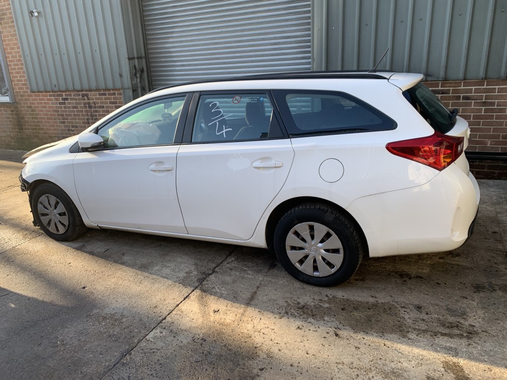 REF 167 TOYOTA AURIS ESTATE 2014 1364CC DIESEL 6 SPEED MANUAL