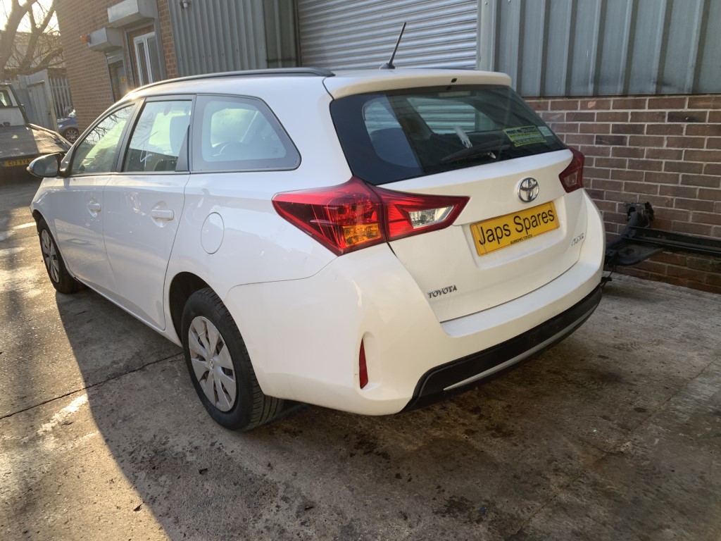 REF 167 TOYOTA AURIS ESTATE 2014 1364CC DIESEL 6 SPEED MANUAL