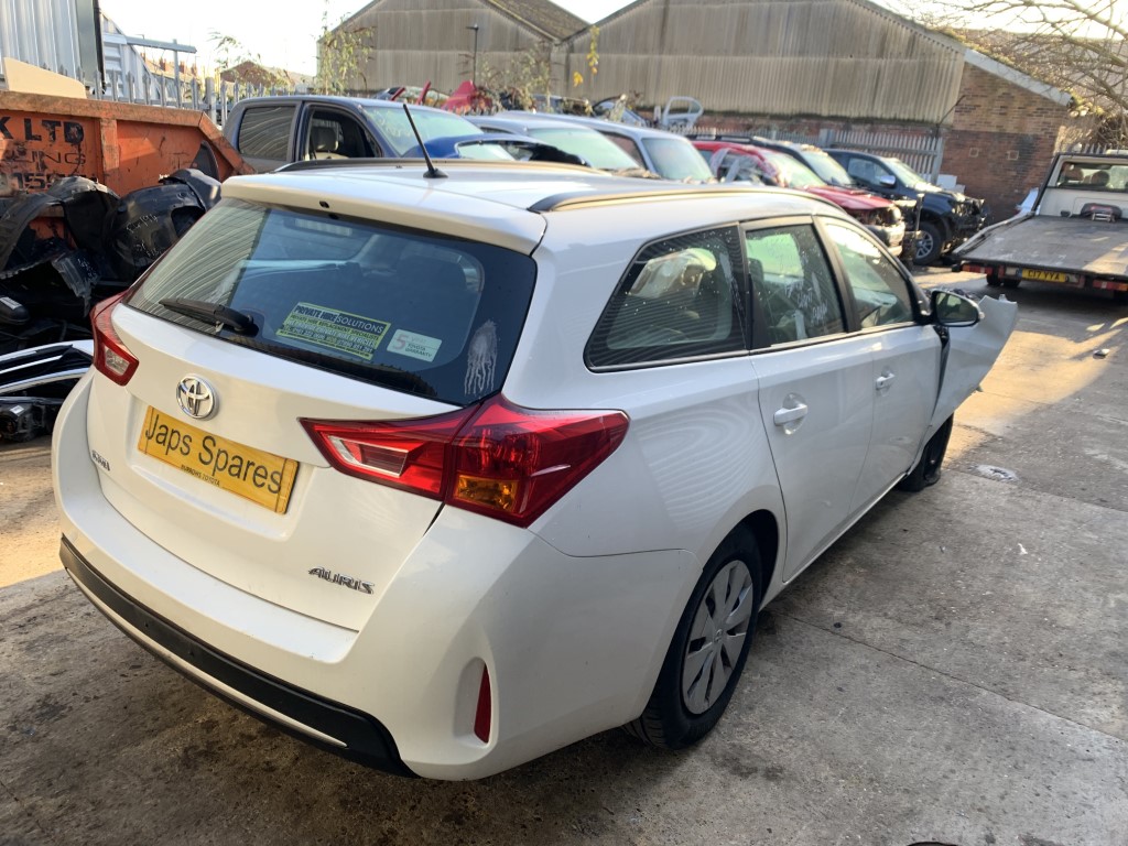 REF 167 TOYOTA AURIS ESTATE 2014 1364CC DIESEL 6 SPEED MANUAL