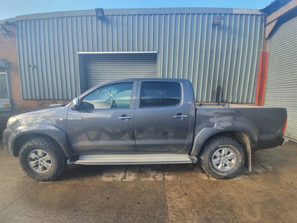 REF 171 TOYOTA HILUX 4X4 2010 2.5D4D 142BHP 5 SPEED MANUAL GREY