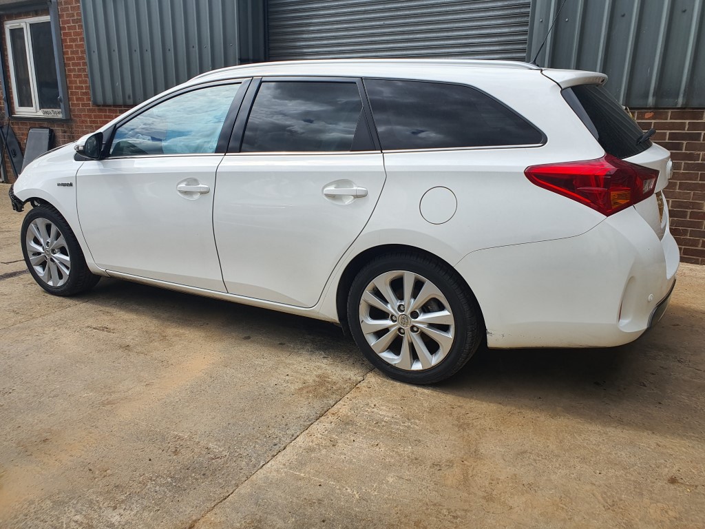 REF 177 TOYOTA AURIS 2015 ESTATE MK2 1.8 PETROL/HYBRID AUTO