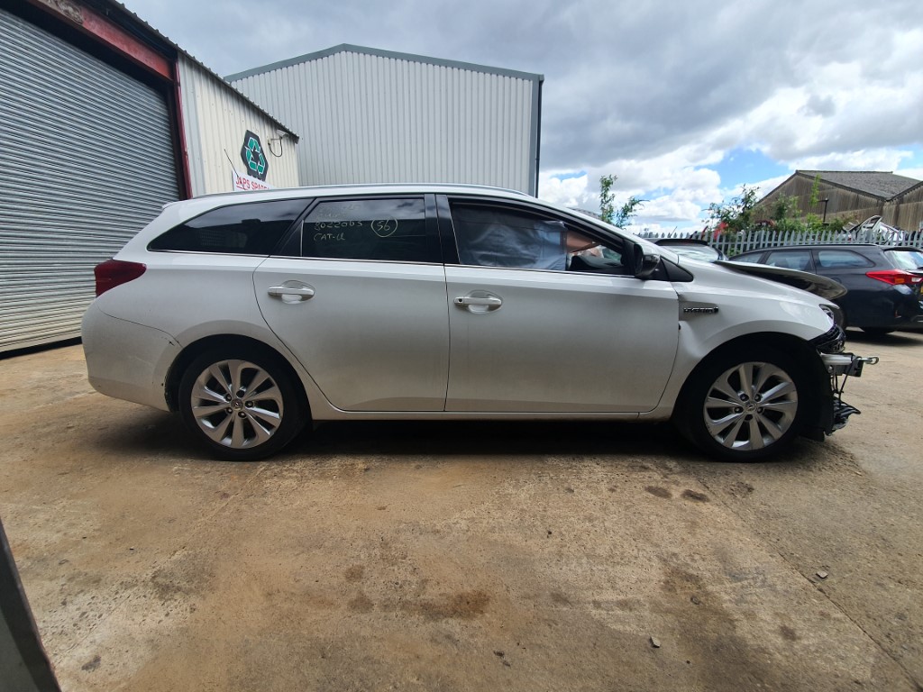 REF 177 TOYOTA AURIS 2015 ESTATE MK2 1.8 PETROL/HYBRID AUTO