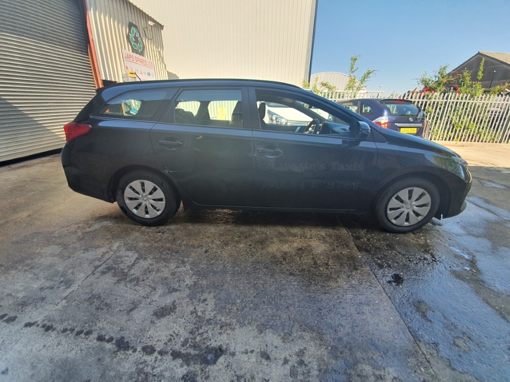 REF 176 TOYOTA AURIS ACTIVE ESTATE 2014 1364CC 6 SPEED MANUAL