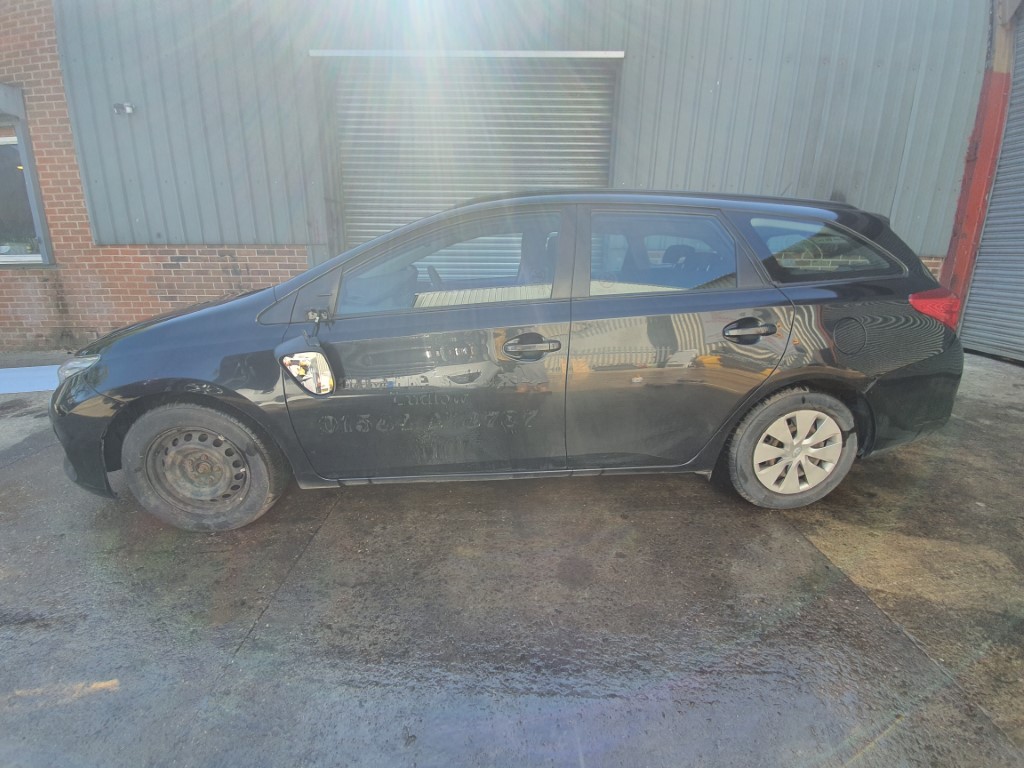 REF 176 TOYOTA AURIS ACTIVE ESTATE 2014 1364CC 6 SPEED MANUAL