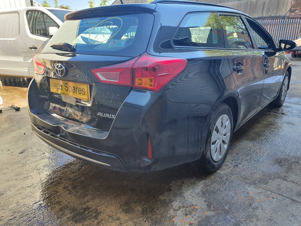 REF 176 TOYOTA AURIS ACTIVE ESTATE 2014 1364CC 6 SPEED MANUAL