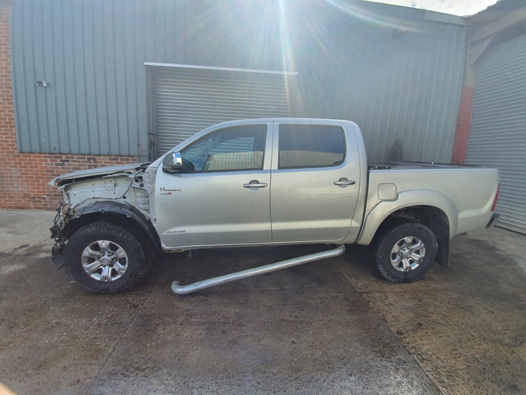 REF 181 TOYOTA HILUX INVINCIBLE 2.5 D4D 5 SPEED MANUAL