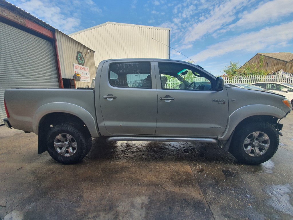 REF 181 TOYOTA HILUX INVINCIBLE 2.5 D4D 5 SPEED MANUAL