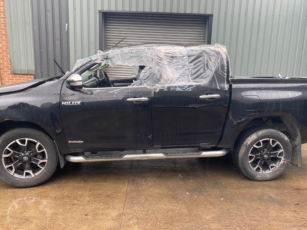 REF 185 TOYOTA HILUX DCB INVINCIBLE X 2017 2.4 D4D 6 SPEED AUTO