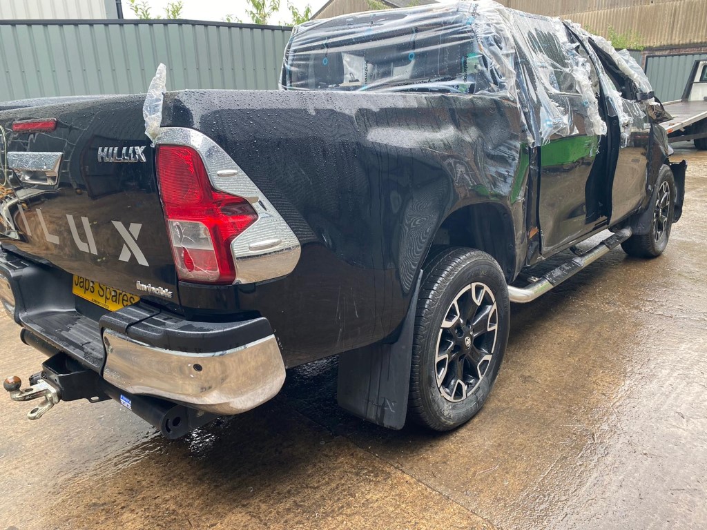 REF 185 TOYOTA HILUX DCB INVINCIBLE X 2017 2.4 D4D 6 SPEED AUTO
