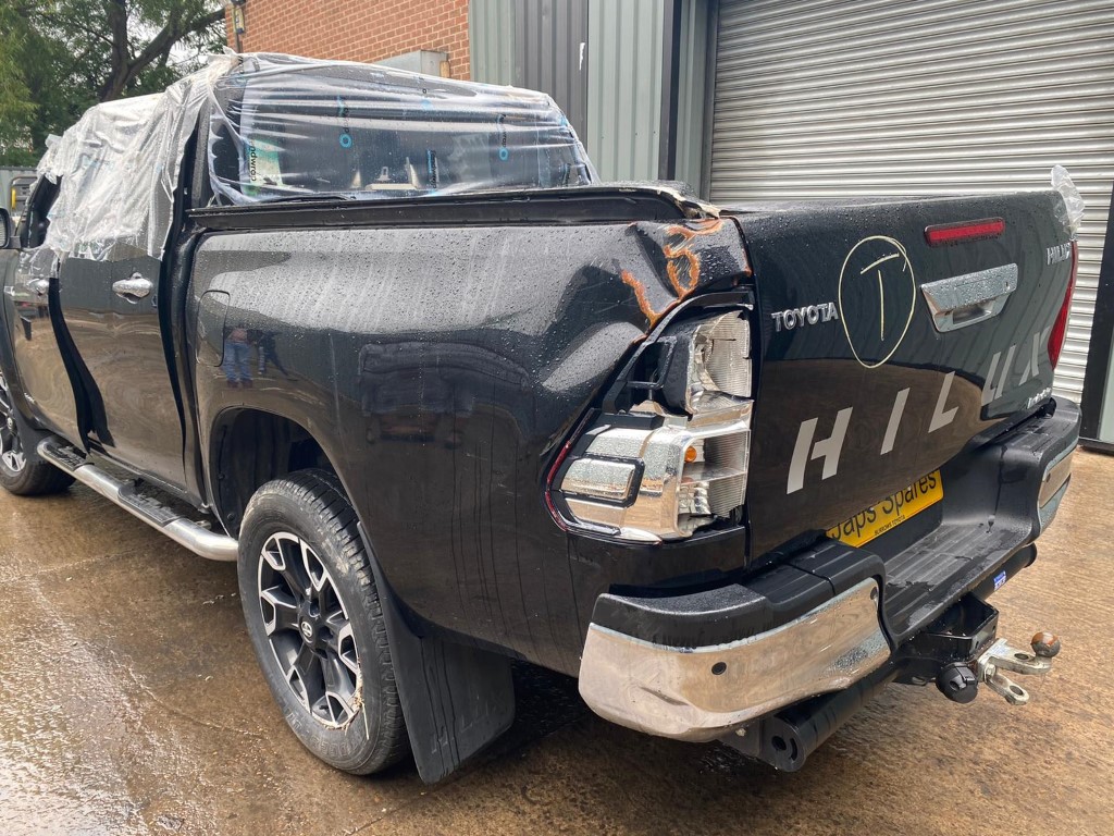 REF 185 TOYOTA HILUX DCB INVINCIBLE X 2017 2.4 D4D 6 SPEED AUTO