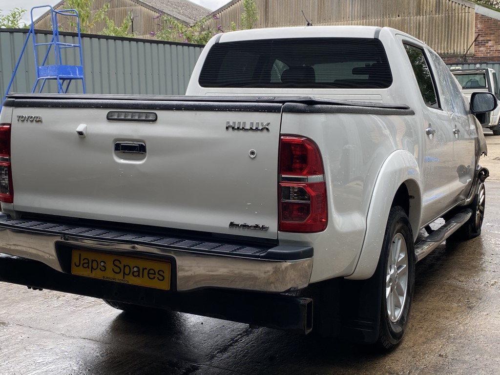 REF 188 TOYOTA HILUX INVINCIBLE DCB 2013 3.0 D 5 SPEED MANUAL