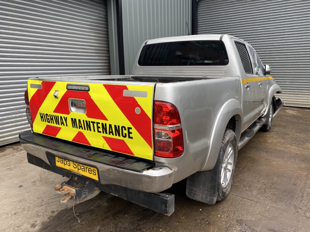 REF 187 TOYOTA HILUX INVINCIBLE DCB 2013 3.0 D4D 5 SPEED MANUAL SILVER