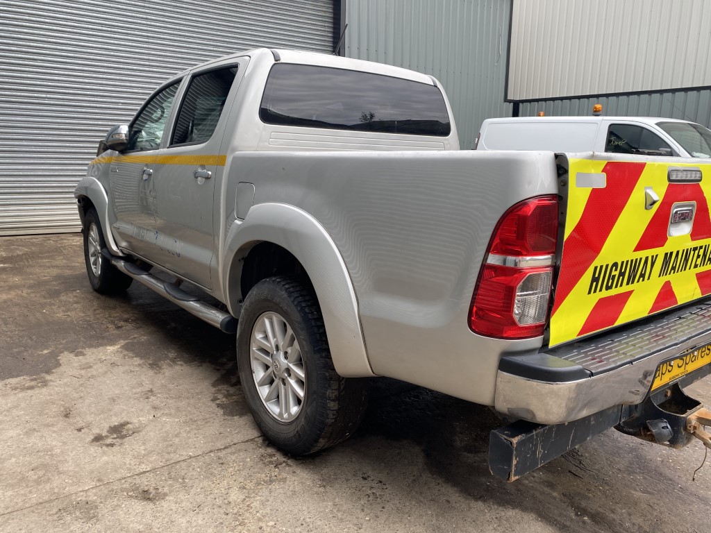 REF 187 TOYOTA HILUX INVINCIBLE DCB 2013 3.0 D4D 5 SPEED MANUAL SILVER