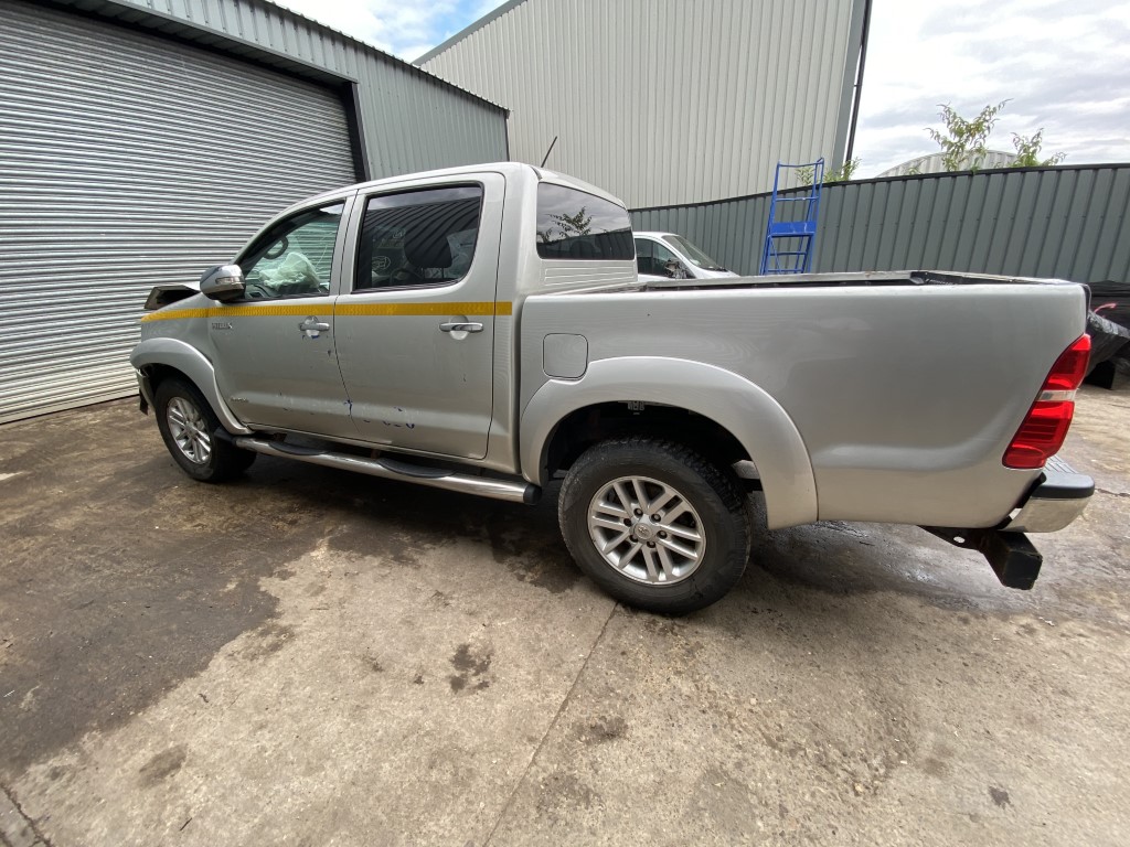REF 187 TOYOTA HILUX INVINCIBLE DCB 2013 3.0 D4D 5 SPEED MANUAL SILVER