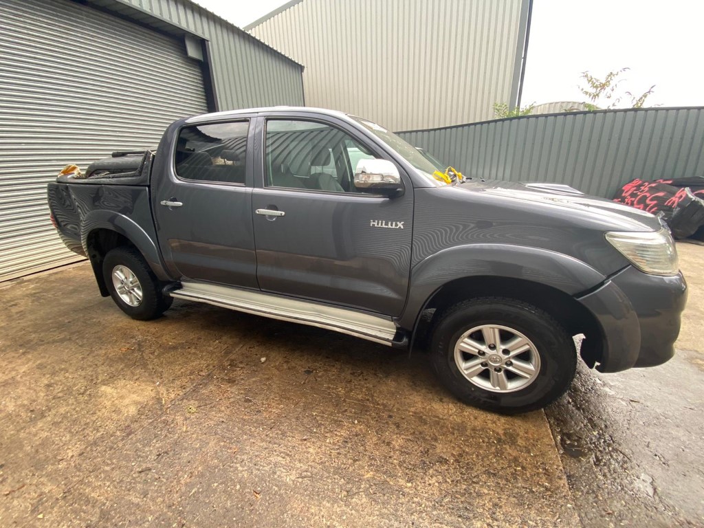 REF 189 TOYOTA HILUX HL3 DCB YEAR 2013 2.5 D4D 5 SPEED MANUAL