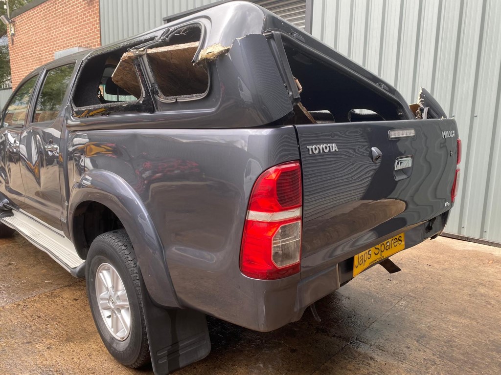 REF 189 TOYOTA HILUX HL3 DCB YEAR 2013 2.5 D4D 5 SPEED MANUAL