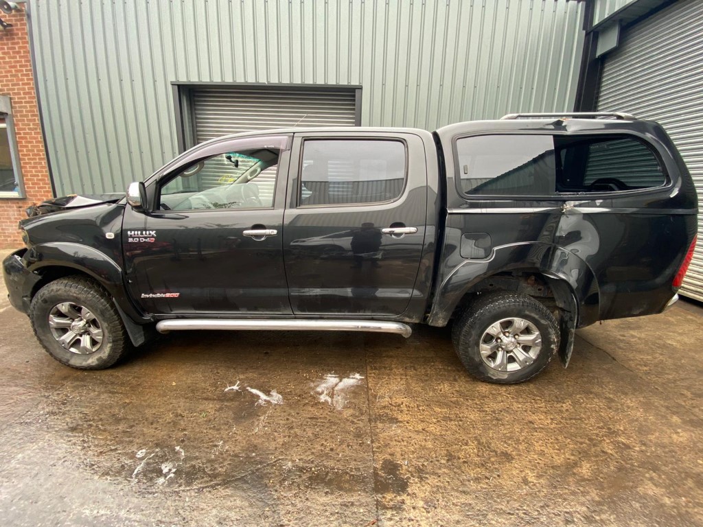 REF 190 TOYOTA HILUX DCB INVINCIBLE 200 3.0 D4D 4 SPEED AUTO