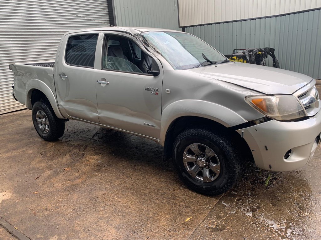 REF 196 TOYOTA HILUX INVINCIBLE DCB 2007 2.5D4D START & DRIVE