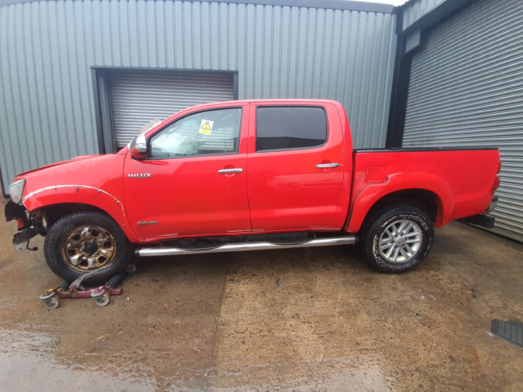 REF 204 TOYOTA HILUX DCB INVINCIBLE 2015 3.0D4D MANUAL 5 SPEED
