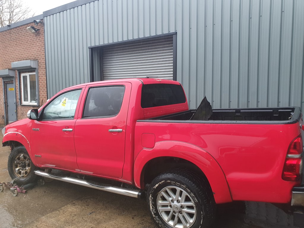 REF 204 TOYOTA HILUX DCB INVINCIBLE 2015 3.0D4D MANUAL 5 SPEED