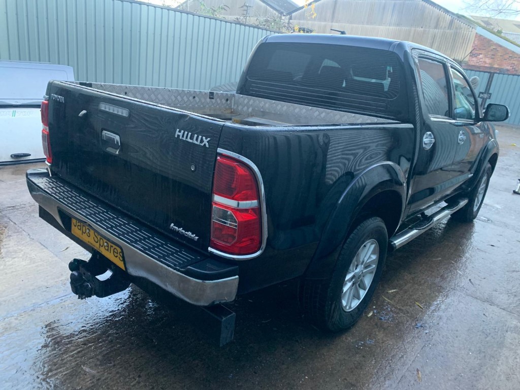 REF 202 TOYOTA HILUX DCB INVINCIBLE X 2016 3.0D4D AUTO