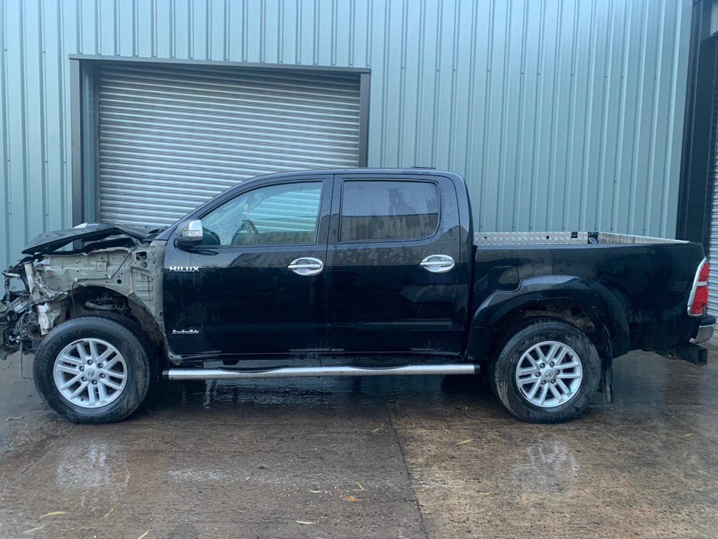 REF 202 TOYOTA HILUX DCB INVINCIBLE X 2016 3.0D4D AUTO