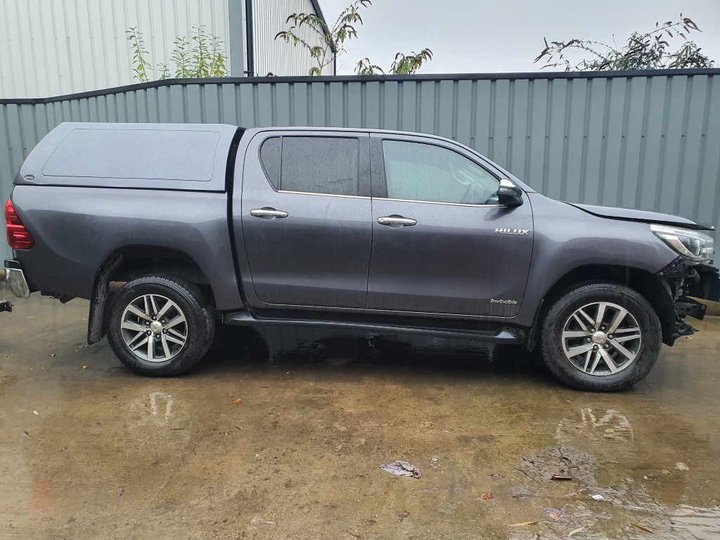 REF 203 TOYOTA HILUX INVINCIBLE 4WD D4D 2393CC 6 SPEED MANUAL