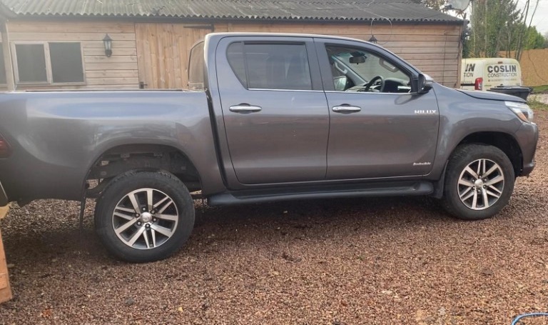 REF 203 TOYOTA HILUX INVINCIBLE 4WD D4D 2393CC 6 SPEED MANUAL