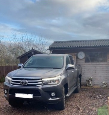 REF 203 TOYOTA HILUX INVINCIBLE 4WD D4D 2393CC 6 SPEED MANUAL