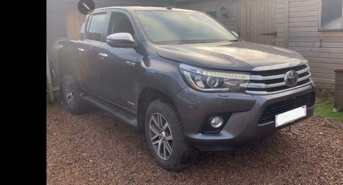 REF 203 TOYOTA HILUX INVINCIBLE 4WD D4D 2393CC 6 SPEED MANUAL