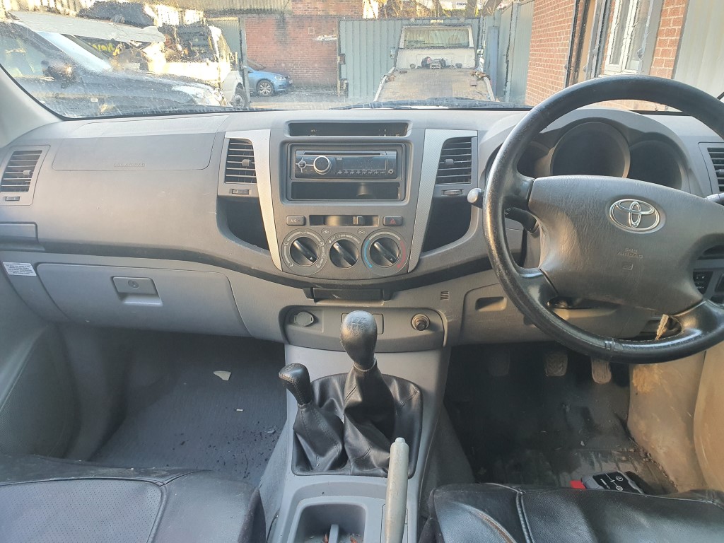 REF 205 TOYOTA HILUX DCB INVINCIBLE 2007 3.0D4D 5 SPEED MAN